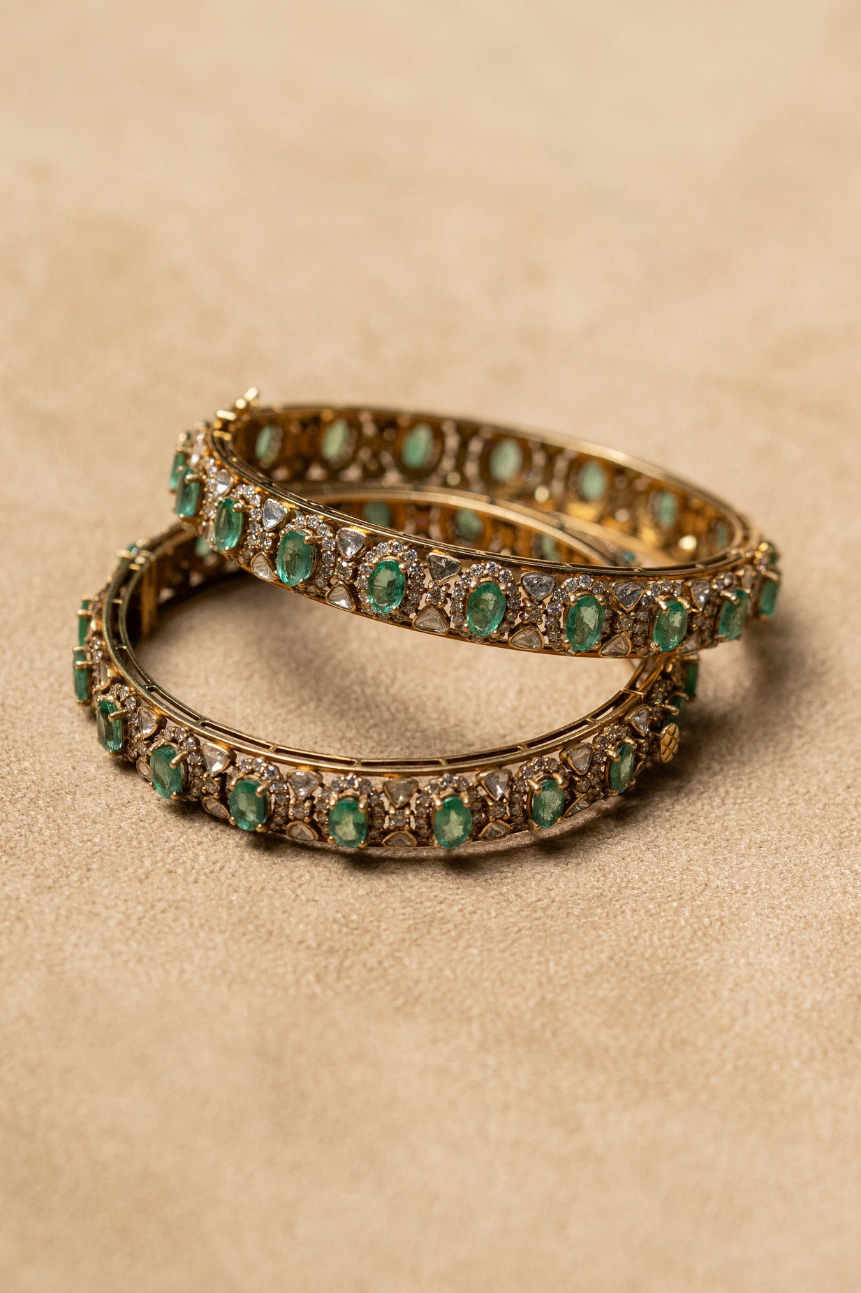 Oval cut emerald polki bangle