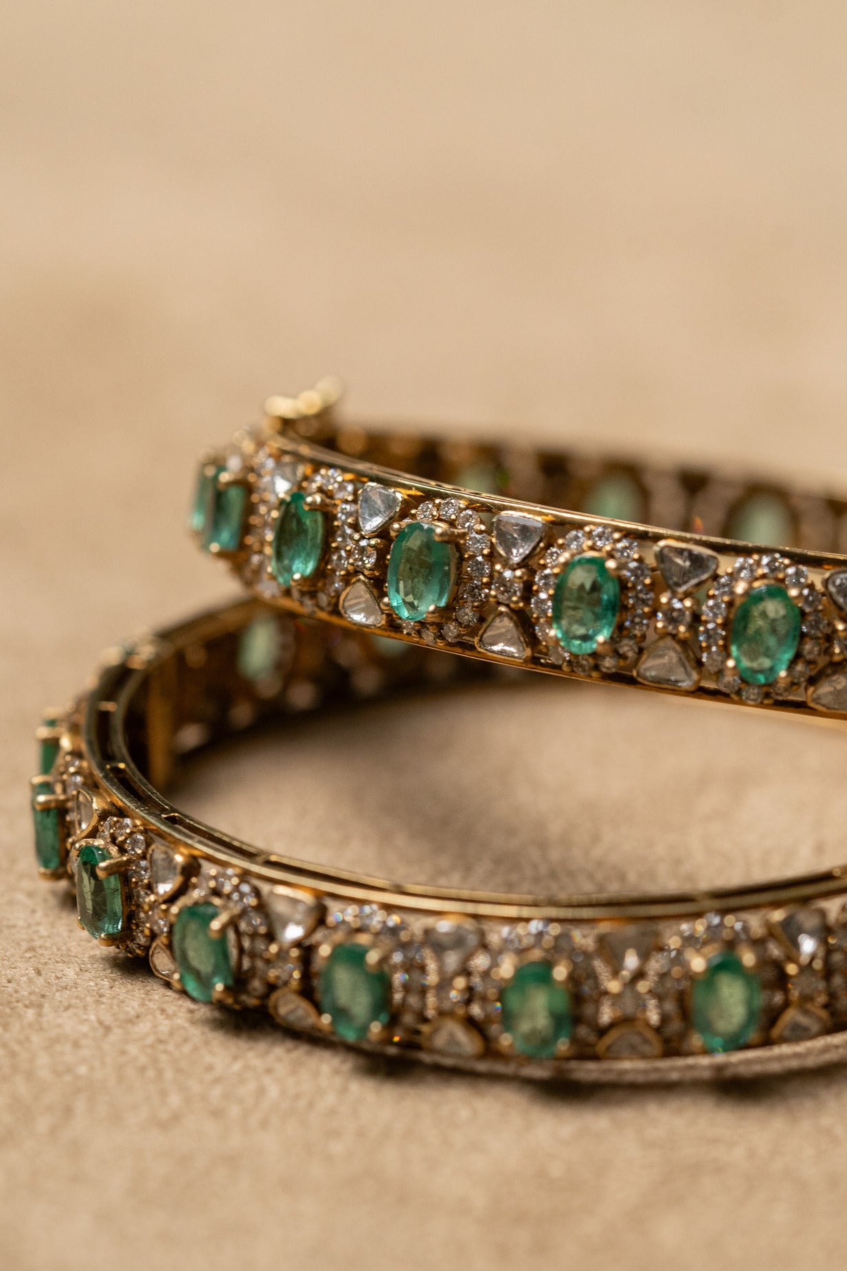 Oval cut emerald polki bangle